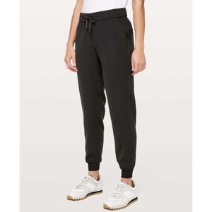 Lululemon On The Fly Jogger *Woven in black in size 10 jogging pants